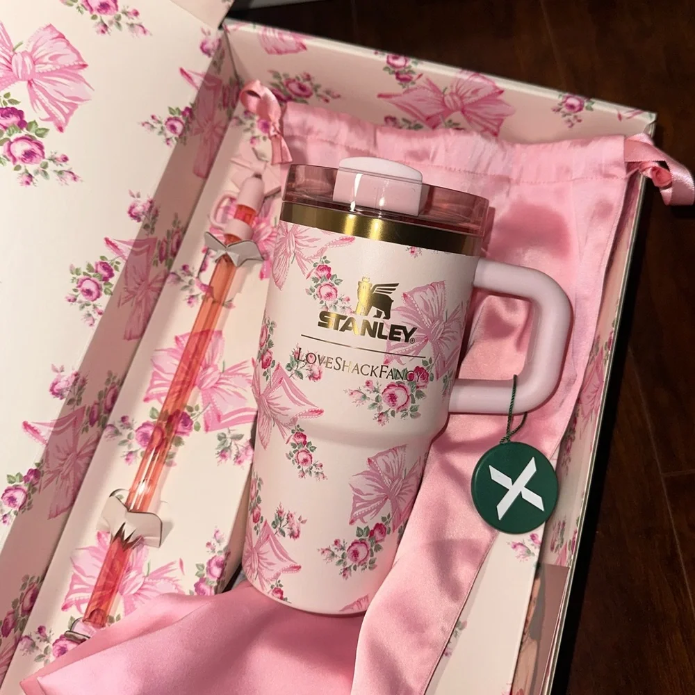 Stanley x Love Shack Fancy Holiday Quencher 20 oz Rosa Beaux Pink - Picture 8 of 11